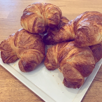A photo of 5 croissants.